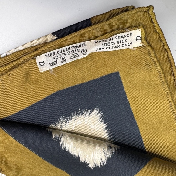 Vintage Hermes "Casques et Plumets" Silk Scarf Carre 90, by Julie Abadie in 1989 - Picture 2 of 8